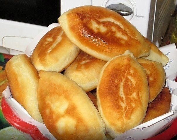 Пирожки с картошкой. 0,5 литра кефира тёплого, 1 ч. ложка соды, 2 ч. ложки сахара, 1 ч. ложка ...