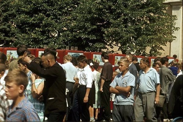 Москва. На углу Красной площади. Автоматы по продаже газированной воды, 1964 год
