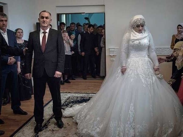 Эту 16 летнюю девушку выдали замуж на мужчину которой на 32 года старше ее.Что думаете по этому ... - 3