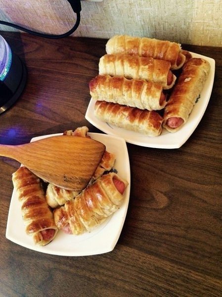ВКУСНЫЕ СОСИСКИ В ТЕСТЕ .ИНГРЕДИЕНТЫ: Сосиски Бездрожжевое тесто (можно приобрести в любом магазине) ...