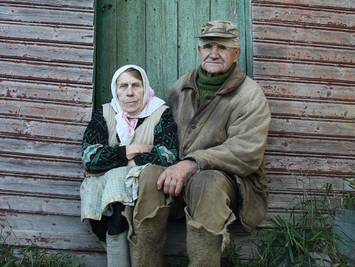 Не бросайте стариков, жалейте, Уважайте старость и лелейте, Им дарите ласку и вниманье, И любви ...