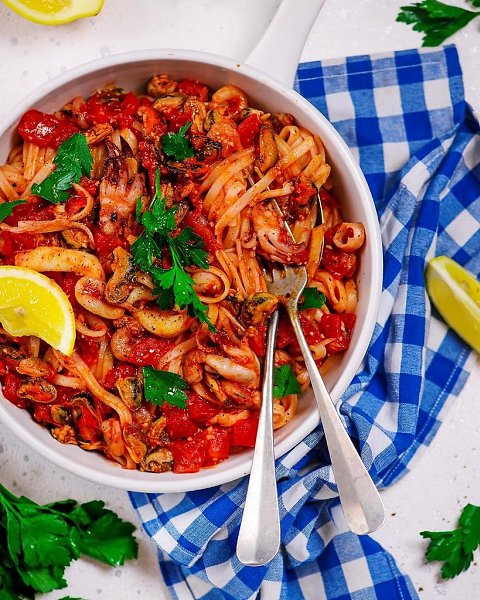 Итальянская паста с морепродуктами.Ингредиенты:Морской коктейль — 500 гПаста лингвини или спагетти — ... - 2