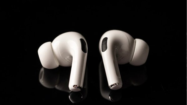   Apple AirPods Pro         . ...