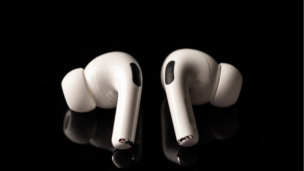   Apple AirPods Pro         . ...