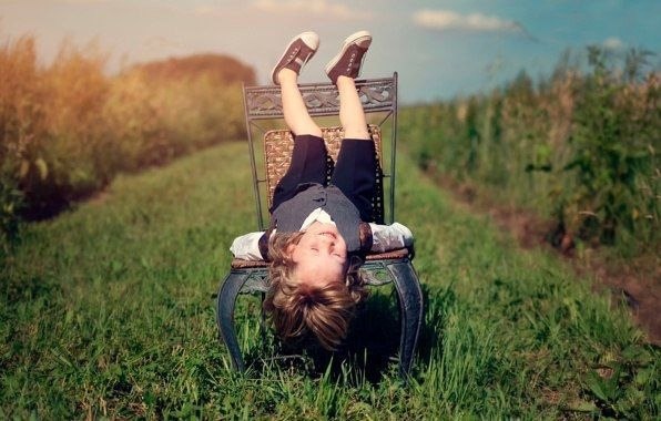 Счастливые часов не наблюдают. Счастливые читают по губам. И верят в чудо, хоть и твёрдо знают. Что ...