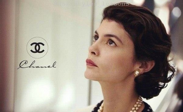 « Чтoбы быть нeзaмeнимoй, нужнo пoстoяннo мeняться ». © Coco Chanel