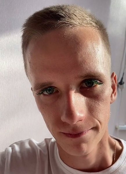 Отходила на курсы наращивания ресничек и потренировалась на парне. А ваш мужчина готов на такие ... - 2