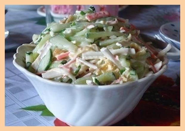 С нами очень вкусно! Салатссырмсулугуни(ксичкй) Ингредиенты: 2яйца 2гурцасвежих 250гркрабвыхпалчек ...