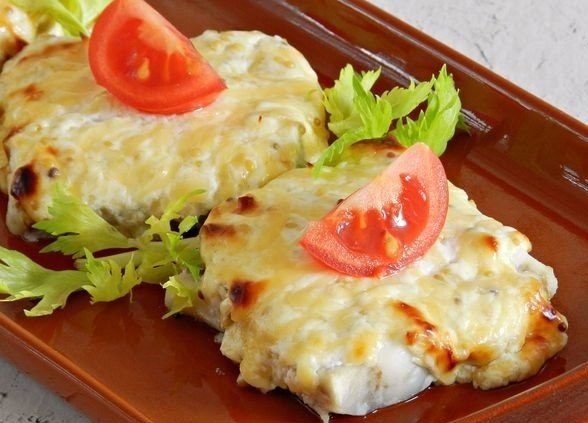 Треска, запеченная под сыром.Очень вкусная запеченная рыба под соусом из сыра, сметаны и горчицы! ...