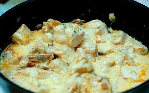 Куриное филе в сырном соусе.Ингредиенты:Грудка куриная — 1 шт.Сметана 20%-ная — 250 гСыр — 50 ...