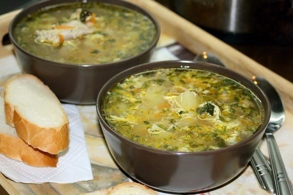 Куриный суп с яйцом.Ингредиенты на 4 л:- 0,8-1 кг курицы- 1 луковица- 1 морковь- 4-5 картофелин- 2 ...