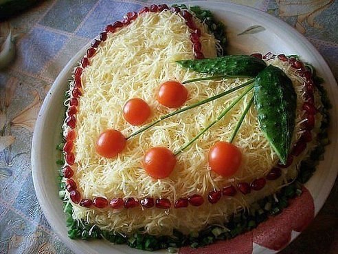 Салат из курицы с сыром.Ингредиенты:- куриный копченый окорочок — 1 шт. или 400 гр. копченой куриной ...