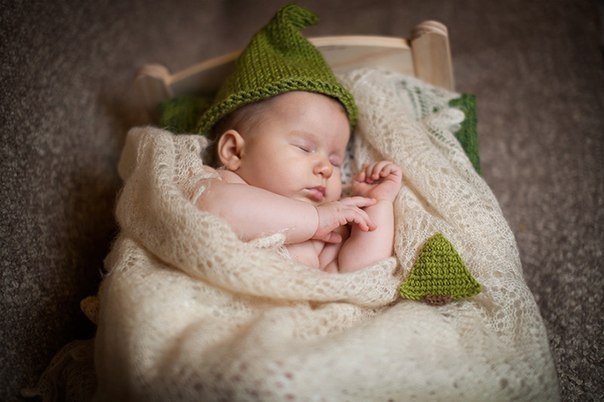 #Стихи@freshmotherssecrets.Малыш в руках моих затих. Прозрачен воздух, Ветер стих.Сопит, курносик, в ...