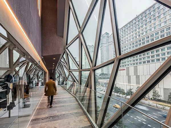 Южна Корея , торговый центр Galleria.Galleria — универмаг премиум класса, построенный в 2020 году в ... - 2