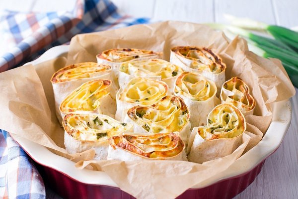 Пирог из лаваша с творогом, сыром и зеленью.Это очень быстрый и вкусный пирог из лаваша с сырной ...