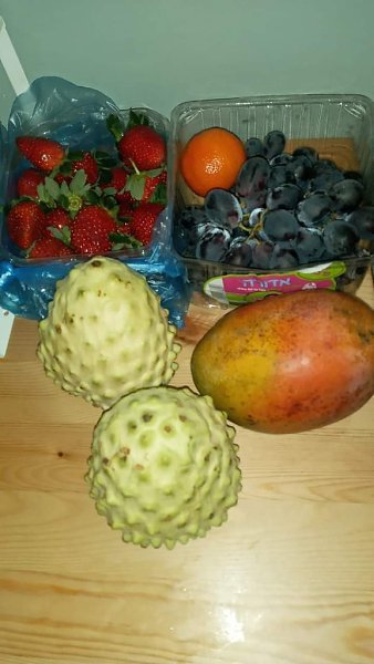 :) Мне из продуктов нужен был хлеб, кефир и помидоры. Я оделась за 2 минуты. От моей квартиры до ...
