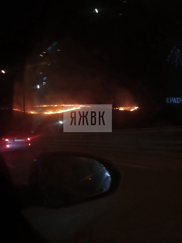 Вечером. Поздно вечером. Пожар в Покровке Красноярск сегодня. Вчера поздно вечером
