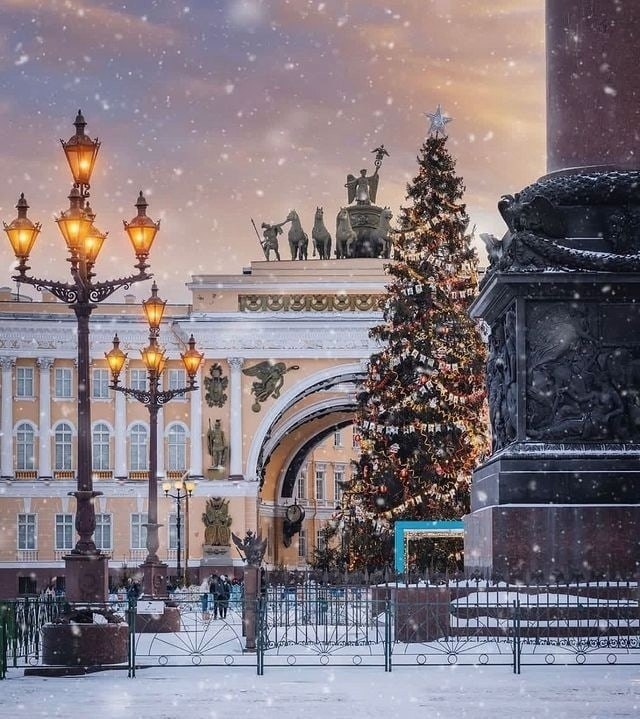 На Рождественской ярмарке в Петербурге появится катальная горка.Её установят между Дворцовой ...