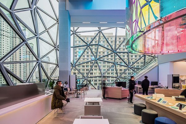 Южна Корея , торговый центр Galleria.Galleria — универмаг премиум класса, построенный в 2020 году в ...