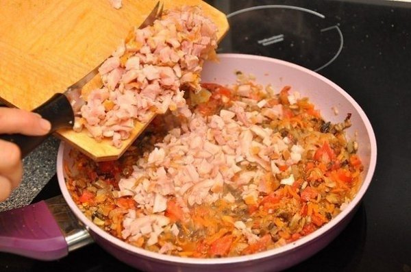 Курица в перце.Ингредиенты:-Болгарский перец (крупный) – 4-5 шт.-Копченый окорочок – 1 шт.-Грибы – ... - 3