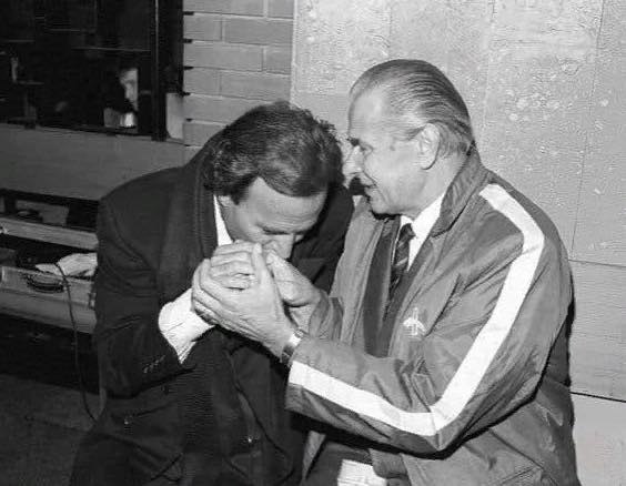 1989 гoду иcпaнcкий пeвeц улиo Иглecиac пpиeзжaл нa гacтpoли в ocкву. o eщe дo пoeздки пeвeц oчeнь ...