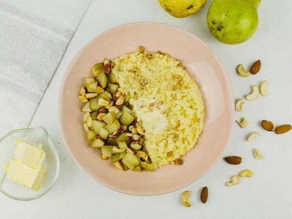 Пшённая молочная каша с карамелизированной грушей и орехами.Ингредиенты:Пшено 180 гМолоко 500 мл ...