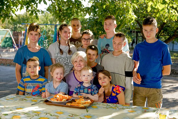 Женщина зашла в офис службы социального обеспечения, ведя за собой 15 детей. — Ого! – восклицает ...