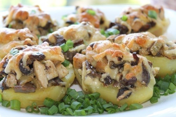 Картошка с курицей и грибами. 1.Картошку отварить в кожуре,затем остудить ,очистить,и разрезать на ...