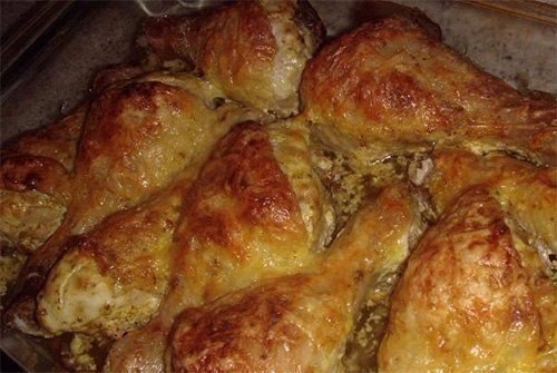 Куриные ножки со сметаной и сыром. Ингредиенты:– 10 куриных ножек– 100 гр сыра– 100-150 гр сметаны– ...