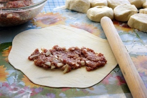 Чебуреки на кефире.Ингредиенты:- 1 ст. кефира- 1 яйцо- соль по вкусу- муки сколько ... - 6