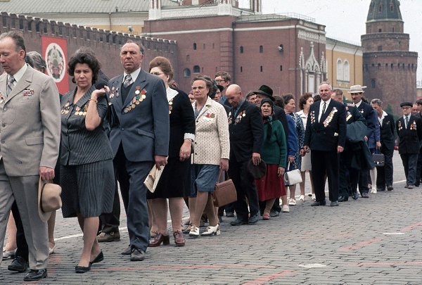 30-летие Победы. 9 мая 1975 года. Ветераны Великой Отечественной войны идут к Мавзолею В.И. Ленина ...
