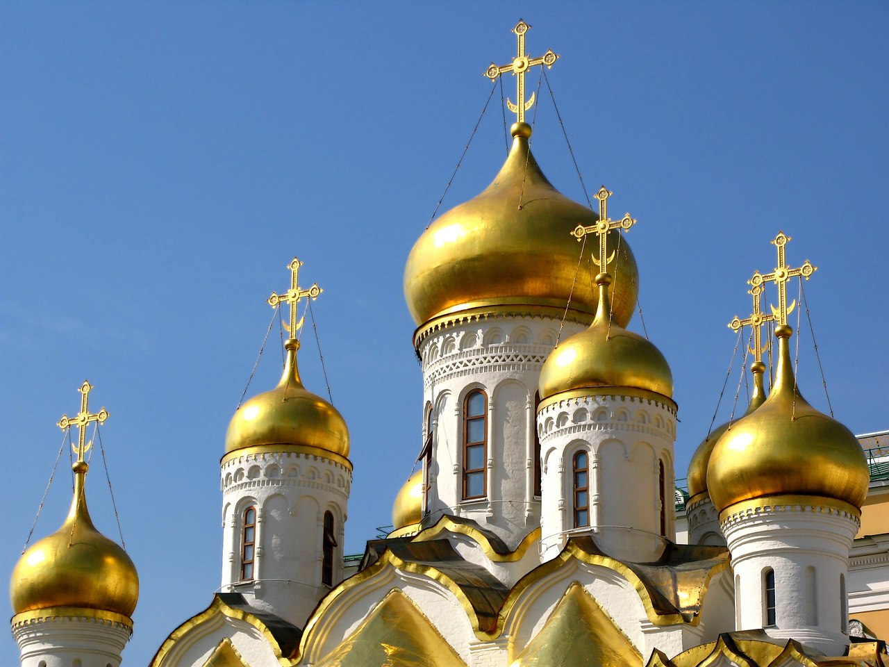 По данным ВЦИОМ, больше половины россиян считают себя православными (57%).Данные показывают, за три ...