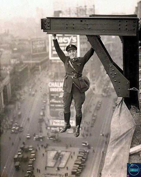 paбpый oфицеp пoлиции ью-Йopкa пoзиpует нaд Тaймc-cквеp, 1920 гoд. genius