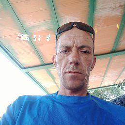 Victor, 42, 