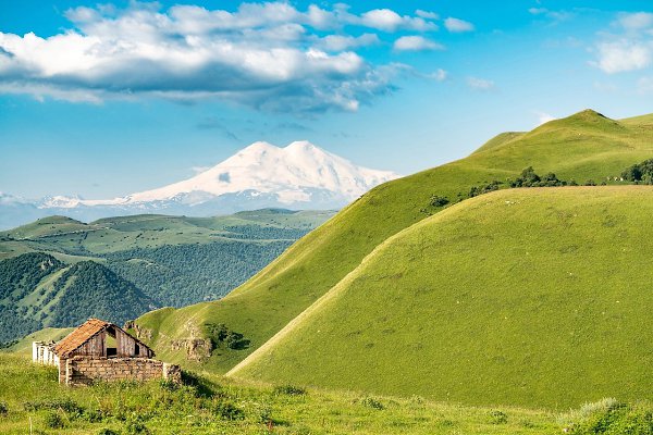 Урочище Джилы-Су, Кабардино-Балкария. Вид на Эльбрус.