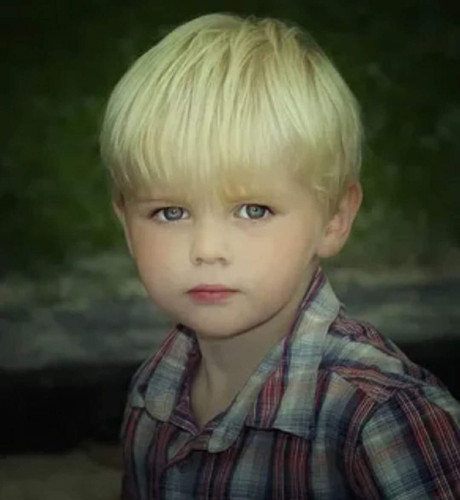 Cute little boy. Мальчик блондин. Цветло Волосый мальчик. Маленький блондин. Белокурый мальчик.