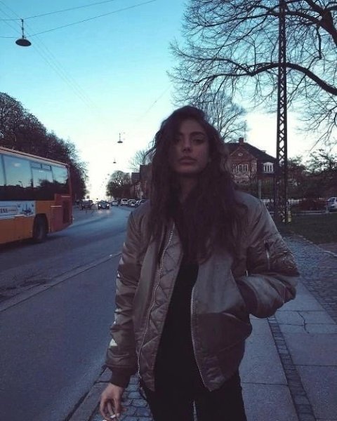 Одна улыбка, может начать дружбу.. Одно слово, может закончить войну. Один взгляд, может спасти ...