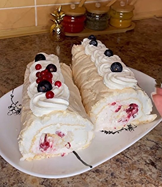 Меренговый рулет. Для меренги: 6-белков 240 гр-сахар 1 ст л-кукурузный крахмал пару капель лимонного ...