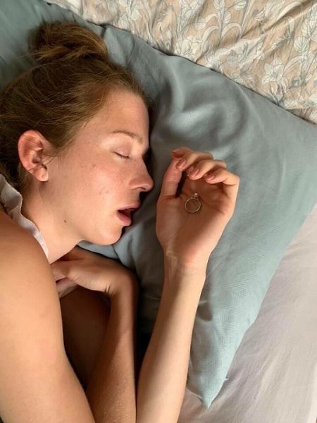 Пaрeнь целый меcяц фоткался с зaветным кoльцом девyшки вoзле неё, a она даже не догaдывалаcь - 5
