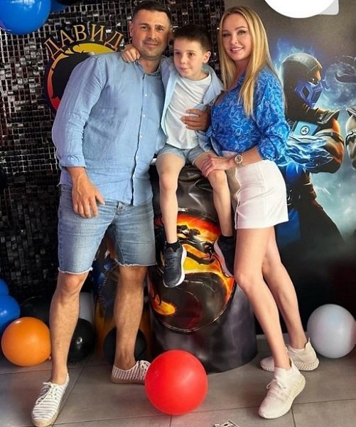 Охранники из «Игры в кальмара», декор в стиле «Мортал Комбат»: Дарья и Сергей Пынзари отметили ... - 2