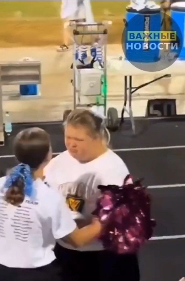 Капитан школьной команды заметил девочку, оставшуюся без приглашения на танцы. Он подошёл к ней, ... - 2