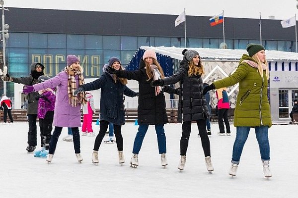 Каждый вторник и четверг на катке ВДНХ проходят зарядки.Продолжительности тренировки час — с 11:30 ...