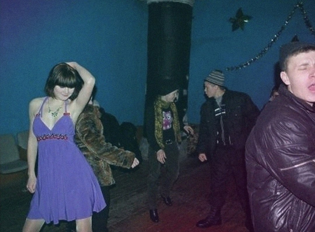 Вот так проводило время молодежь в 90х годах.Никаких интернетов, а только живое общение - 7