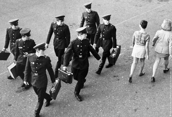 Мини-юбки. Появившись в конце 60-х, мини мгновенно завоевало титул самой модной женской одежды на ...