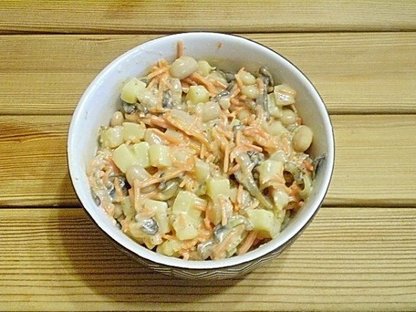 Салат с корейской морковкой и фасолью.Для салата отварите картофель, слейте с фасоли жидкость, ... - 6