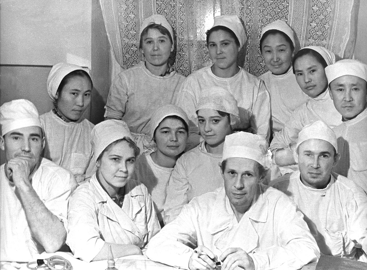 ЛЮДИ В БЕЛЫХ ХАЛАТАХ.Смерть не хочет щадить красоты —Ни веселых, ни злых, ни крылатых,Но встают у ...