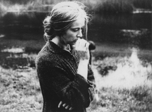 Она вошла, совсем седая, Устало села у огня, И вдруг спросила «Я не знаю, За что ты мучаешь меня. ...