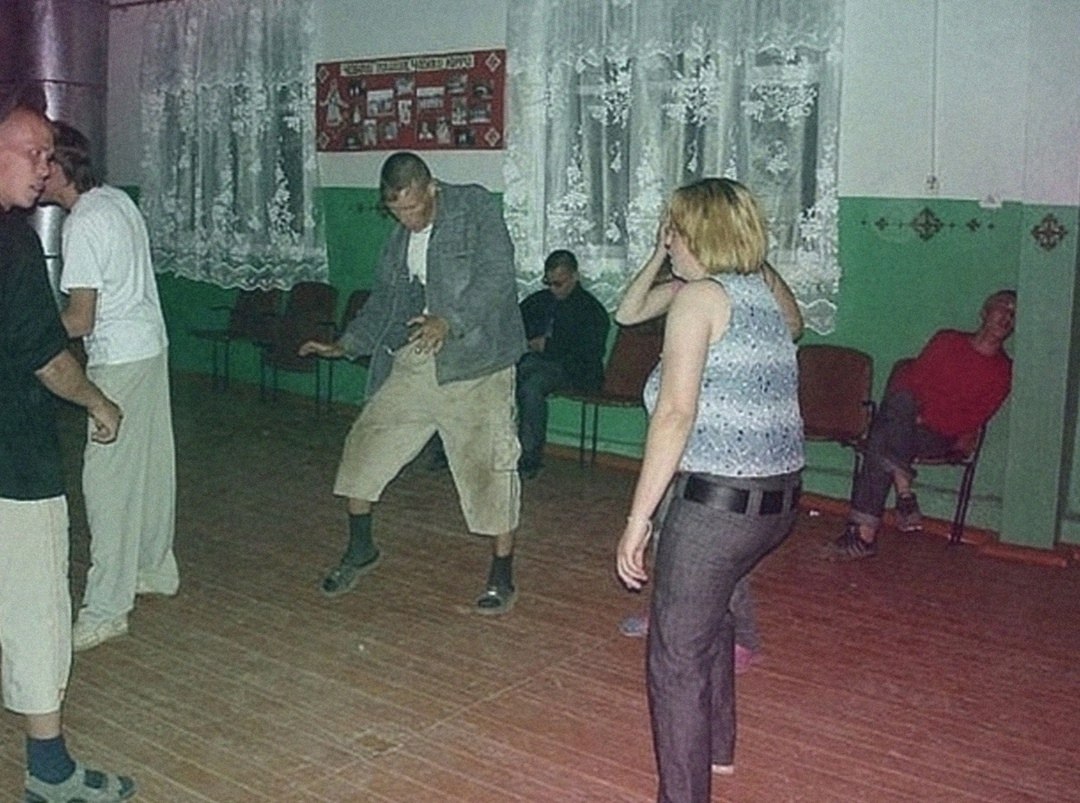 Вот так проводило время молодежь в 90х годах.Никаких интернетов, а только живое общение - 3