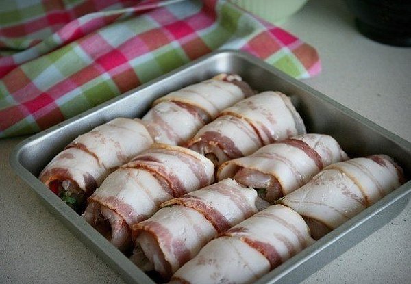 Куриные рулетики в беконе. Ингредиенты:Куриные грудки или очищенные филе — 2 шт.Творожного сыр ... - 7