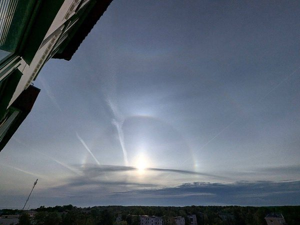 Солнечное гало заметили в небе над Петербургом. - 2
